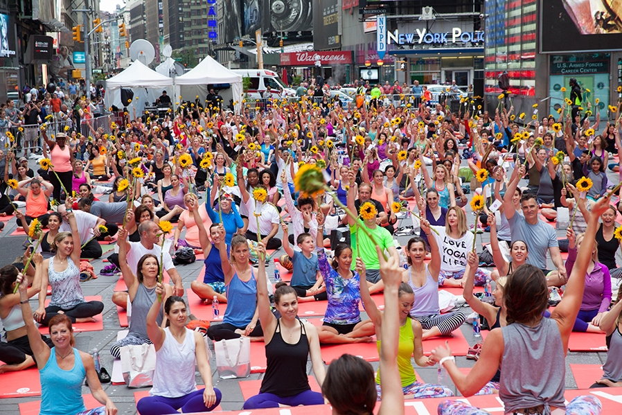 yoga_solstice_nyc_sunflowers_timessquare_mizzfit_26df45db52.jpg